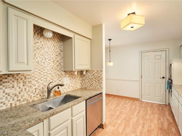 910 Wellsley Lane