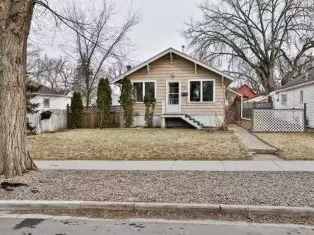 911 8 Street South, Lethbridge, AB, T1J 2K7 house for sale.