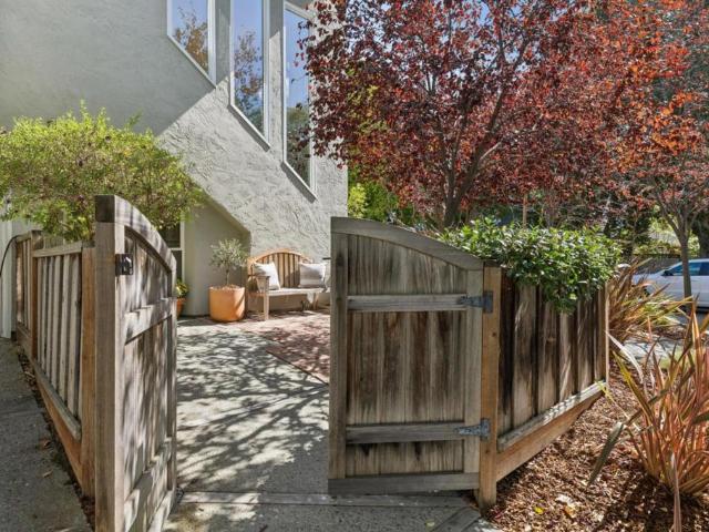911 Cowper Street