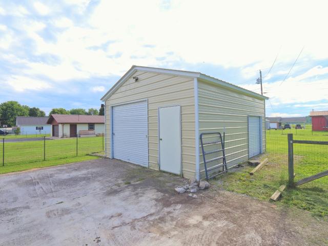 911 Parkway Dr
