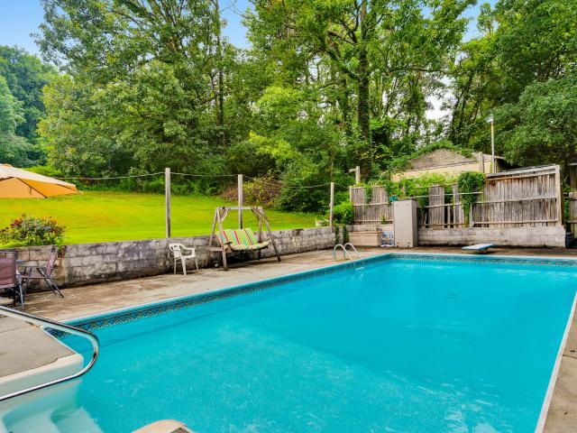 912 Crest Drive
