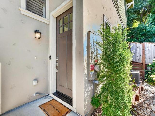 912 Lundy Lane