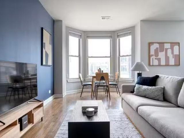 913 School, 913 W School St, Lake View East 1 Bedroom 1 Bath