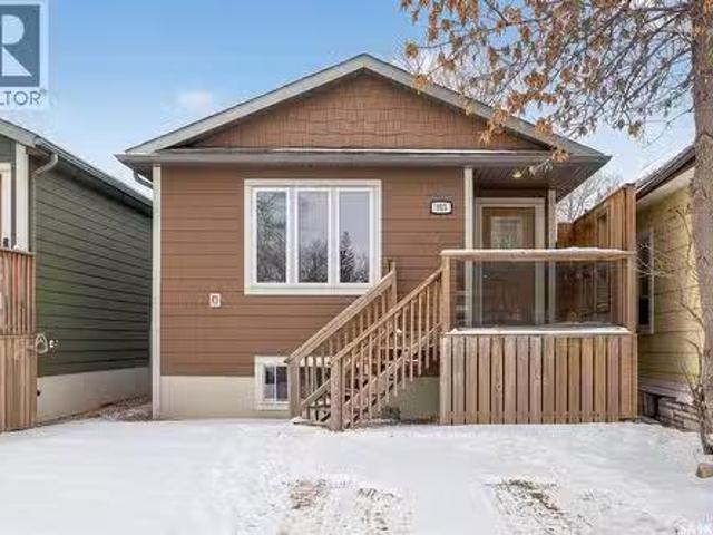 915 Athabasca Street E, Moose Jaw, SK, S6H 0M8 house for sal.