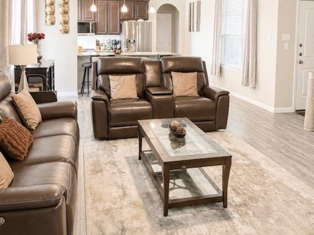 915 Lakeland Circle