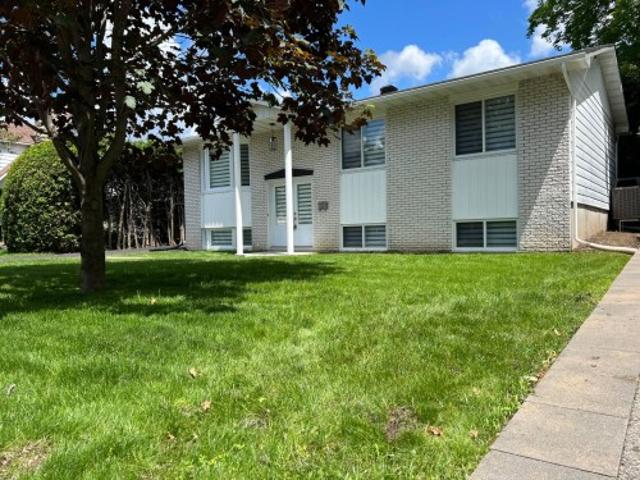 915 Rue Desmarchais, Laval Fabreville, QC, H7R 4T1 house for sale | Listing ID 21033 | Royal LePage