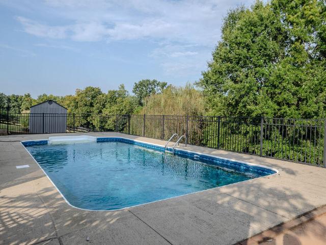 916 Country Oaks Drive
