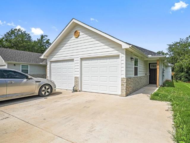 916 North Throckmorton St, 3 beds, 2 full baths
