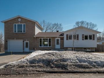 La Rivière-du-nord - Terrace, Parking