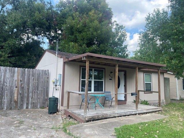 918 Maple St, Clute, TX 77531