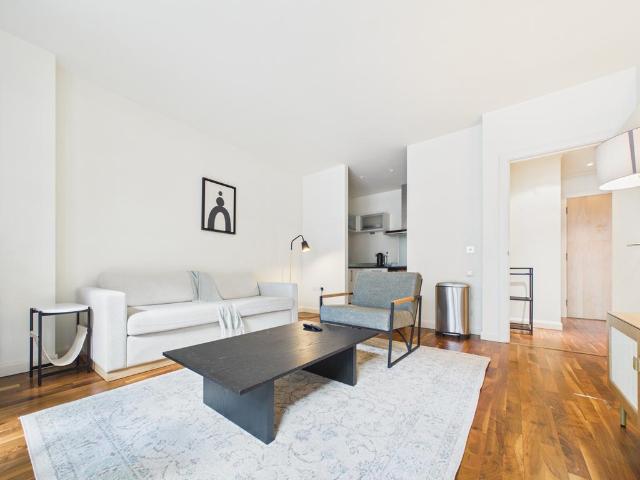91 Discovery Dock Apartments West, 2. 1 bed flat to rent £2,350 pcm £542 pw
