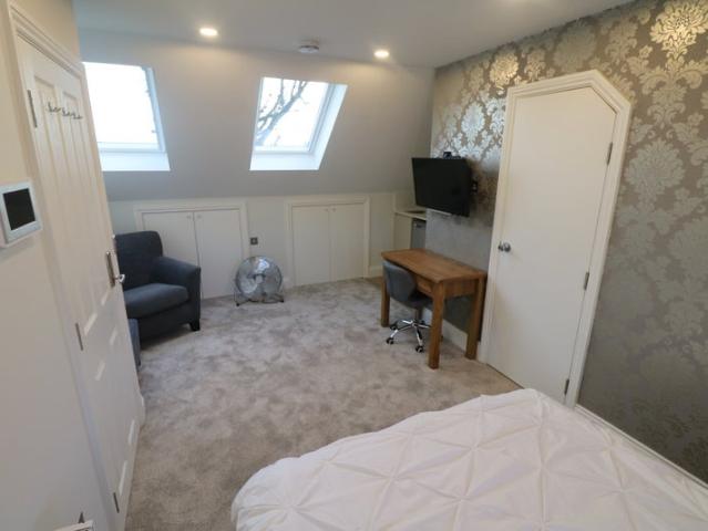 91 Huge Loft Studio | Bills Inc | Tube 3m