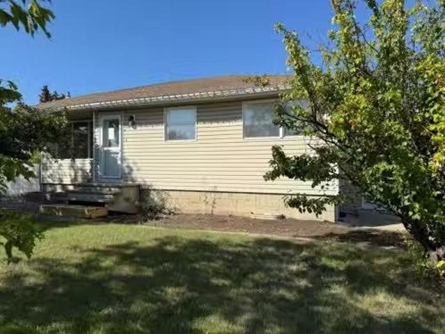 9204 100 Street, Grande Prairie, AB, T8V 2K7 house for sale.