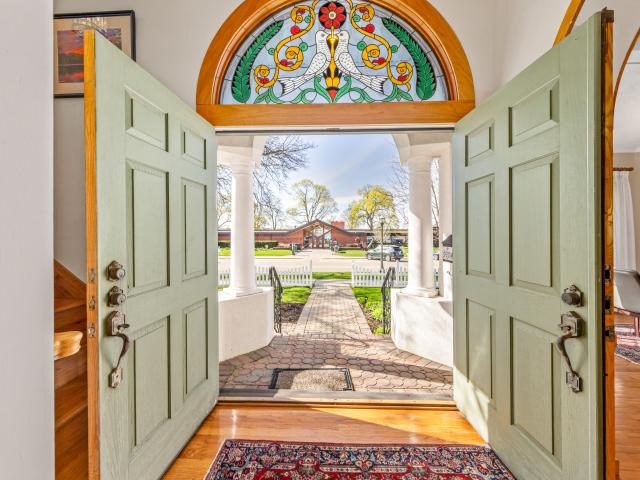 921 W Main St
