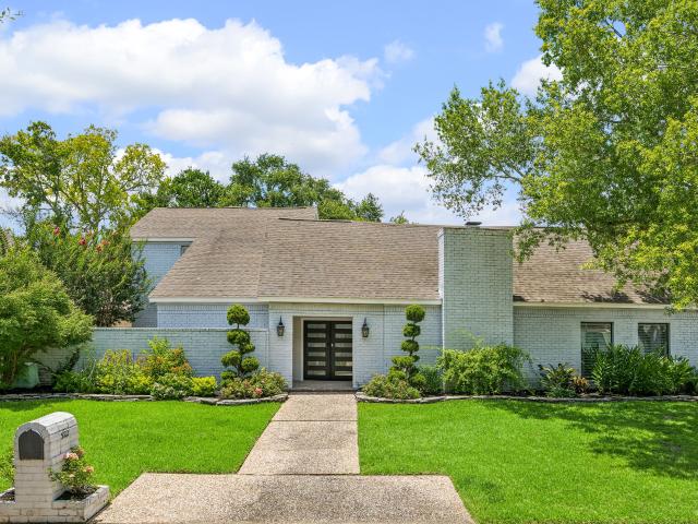 922 Crossroads Drive