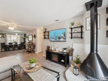 923 Vance Jackson, Unit 1104
