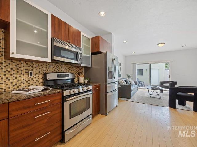 925 W Iowa St