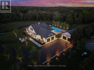 Wellington, Ontario - Fireplace, Swimming pool