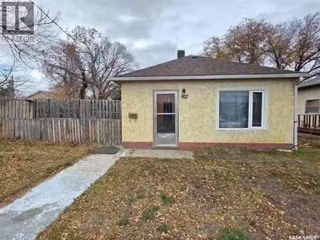 927 North Railway Street E, Swift Current, SK, S9H 1E4 house.