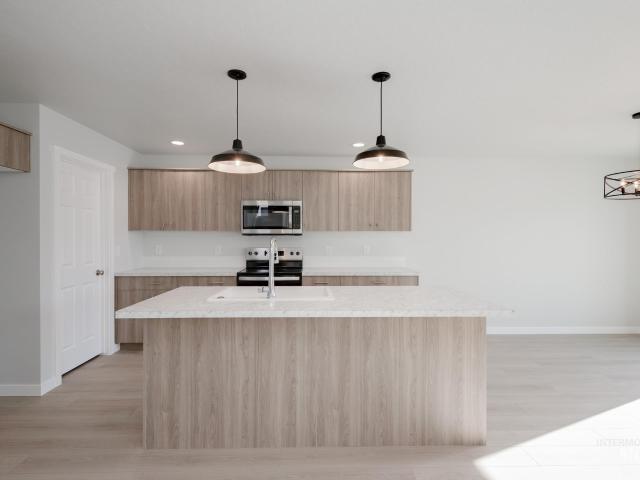 928 Thunderbolt Dr