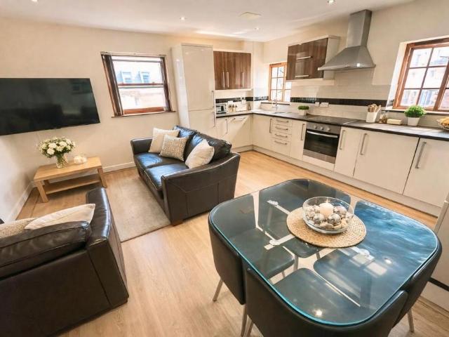 92 Arundel Street 4 bed flat to rent £1,695 pcm £391 pw