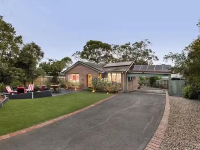 92 Luckie Street, Nunawading VIC 3131 House Auction