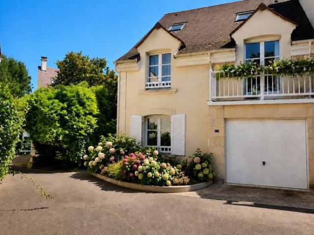 92 Rueil Malmaison Proche du Country Club de Rueil, trés jolie maison familiale au cœur d’un environnement privilégié 4/5 chambres, jardin, au cœur d'un Domaine Privilégié