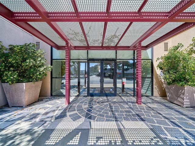 931 E Walnut 607