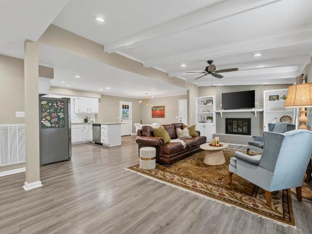 932 Gardenside Way