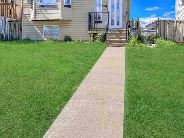 9334 B Lakeland Drive Grande Prairie AB T8X 1N5