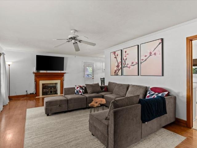 933 Sunset Blvd