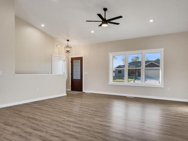 935 Crockett Dr