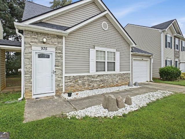 935 Lakeside Circle