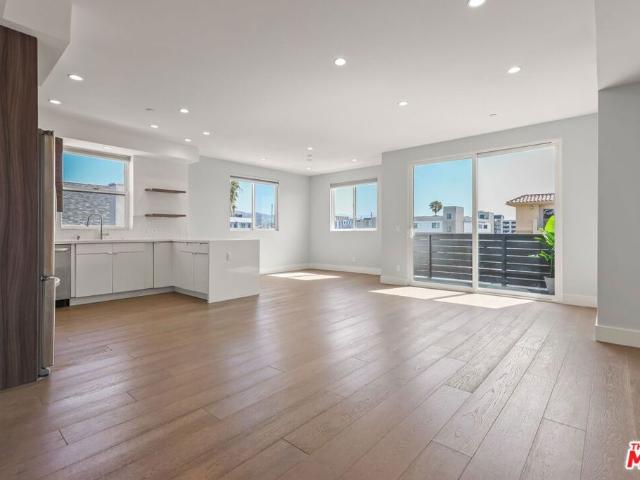 935 N Hudson Avenue 401