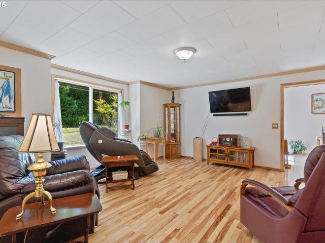 935 ne highway 20