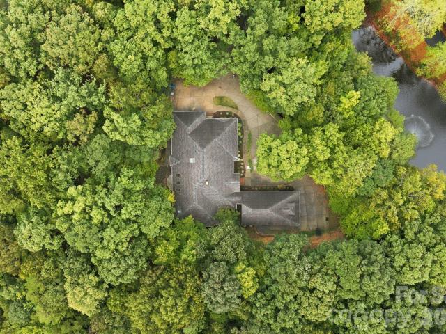 935 Woods Loop