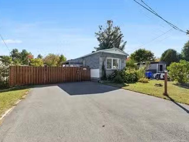 936 Rue Arthur Gratton, Gatineau Buckingham, QC, J8L 2Z4 h.