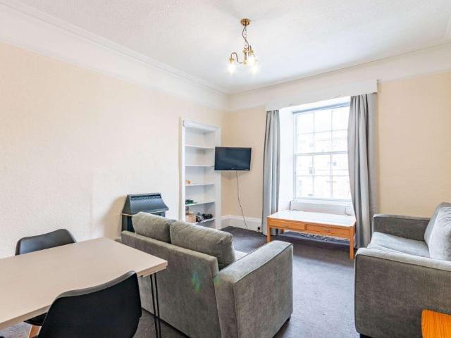 97P Kirk Street, Edinburgh, EH6 5EY 6 bed flat to rent £3,150 pcm £727 pw