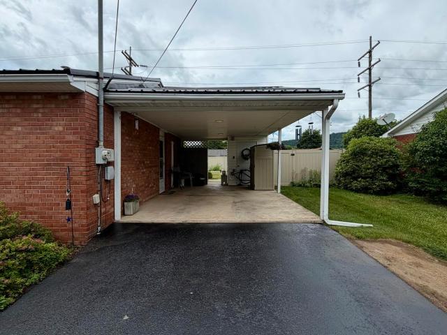 943 E 5TH Street