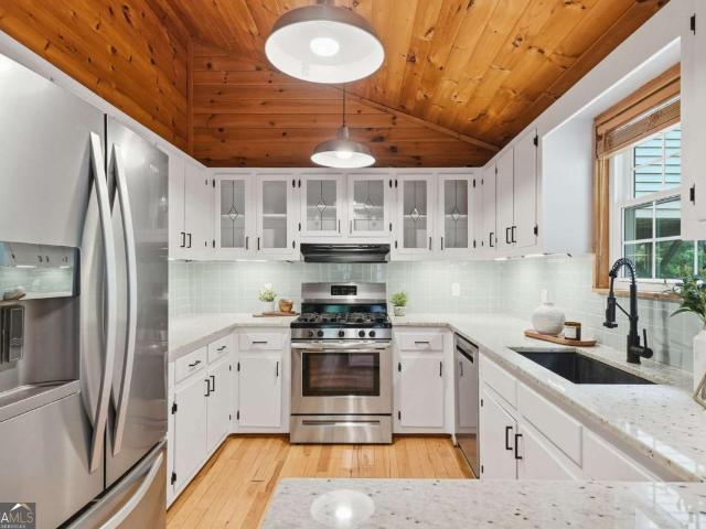 946 Laurel Circle