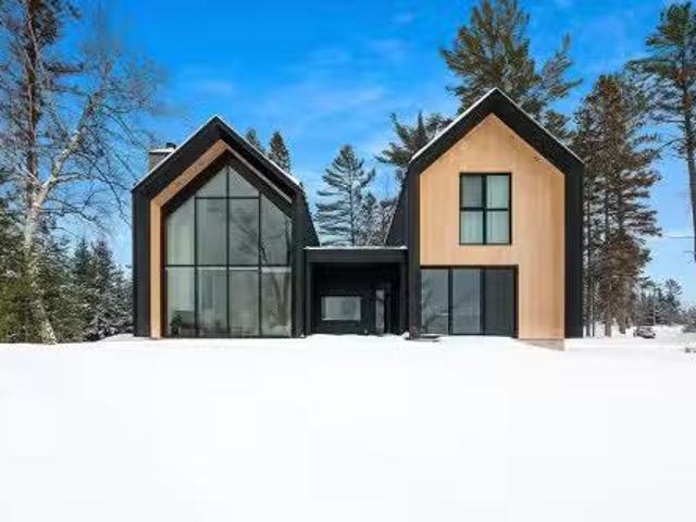 94 Av. Palmer, Otter Lake, QC, J0X 2P0 Luxury House for sale.