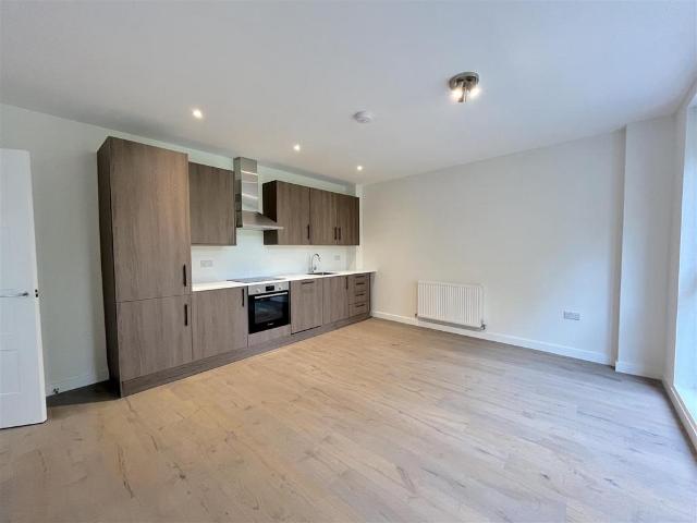 94 Frobisher Road, London N8 2 bed flat to rent £2,400 pcm £554 pw