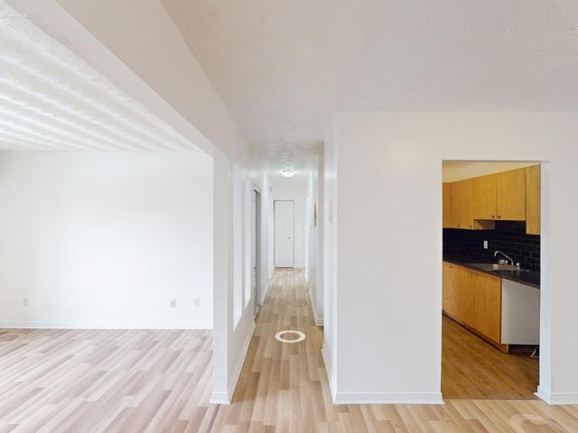 94 Rue Wellington Three Bedroom 5.5 Apartment for Rent