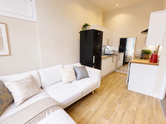 94e Whiteladies Road, Bristol BS8 3 bed flat to rent £943 pcm £218 pw
