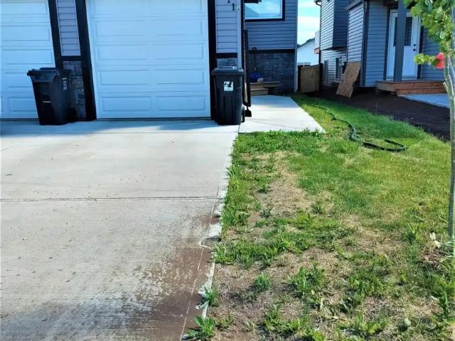 9511A 113 Avenue Clairmont Upper Duplex