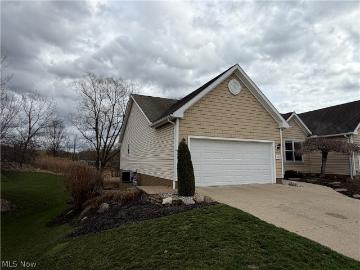 957 Edgewater Circle