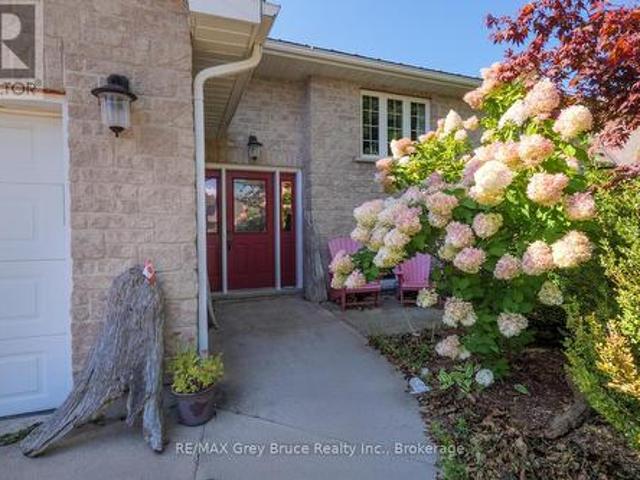 958 Highland Street, Saugeen Shores, ON, N0H 2C2 house for sale | Listing ID X12682 | Royal LePage