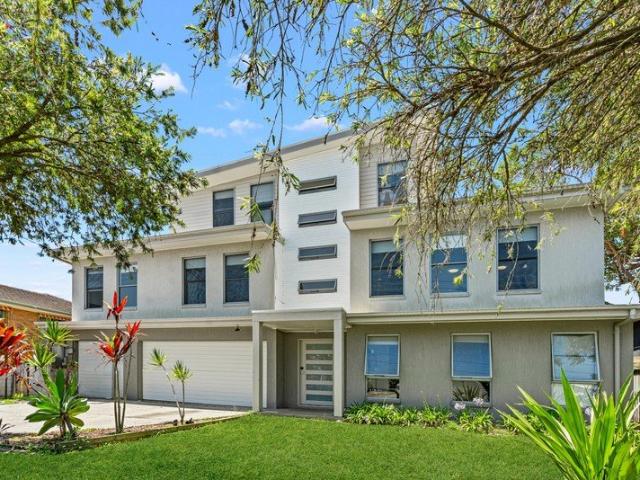 Triple Level 6 bed, 3 bath Architecturally Designed Sanctuary