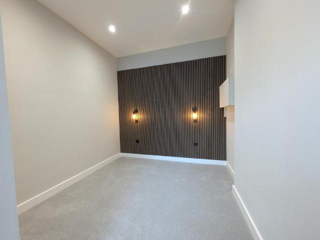 95 Victoria Road, Horley, RH6 2 bed flat to rent £1,625 pcm £375 pw