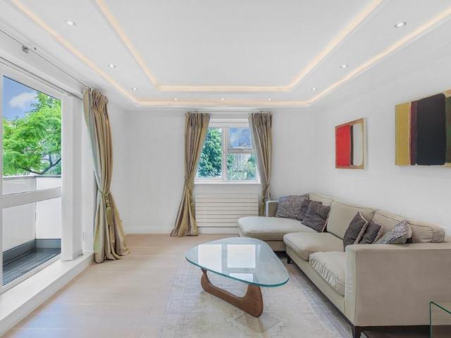 95 Avenue Road, St John's Wood. 3 bed flat to rent £4,700 pcm £1,085 pw